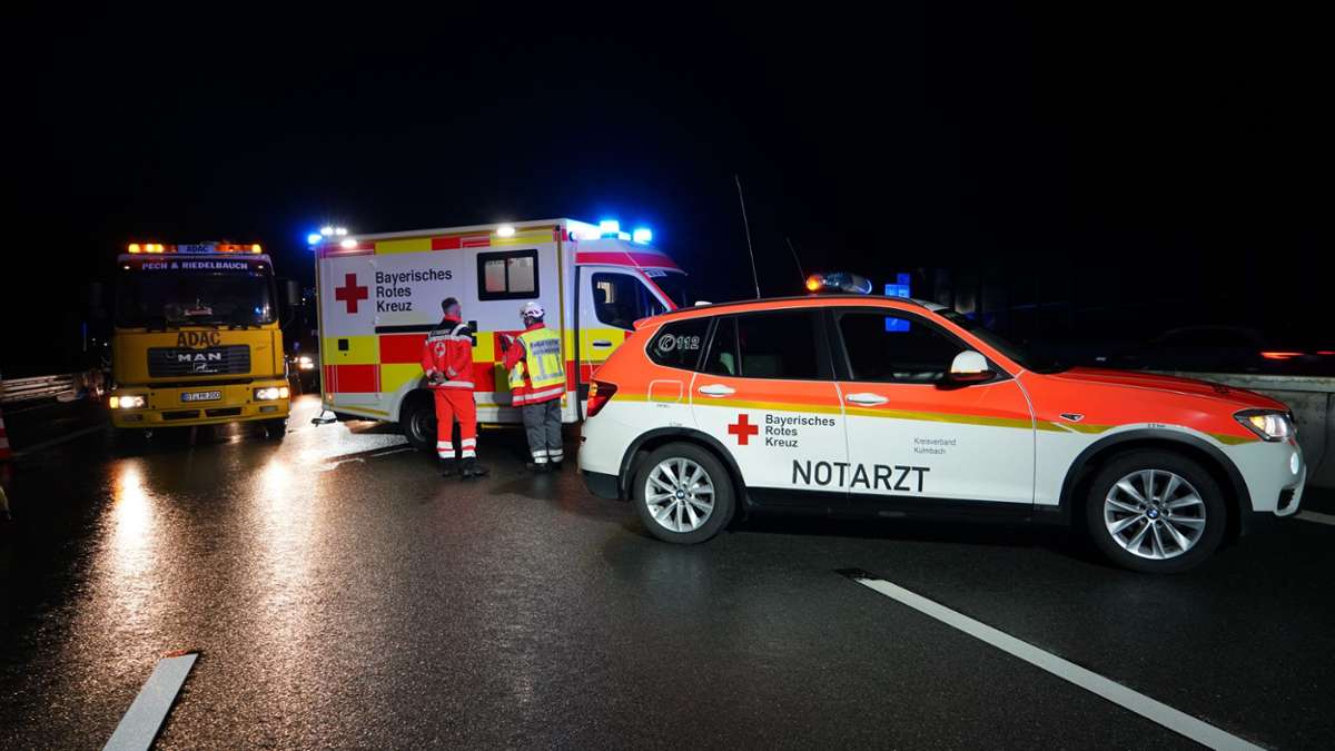Familie auf A9 unterwegs: Auto kracht gegen Leitplanke: Ein Verletzter