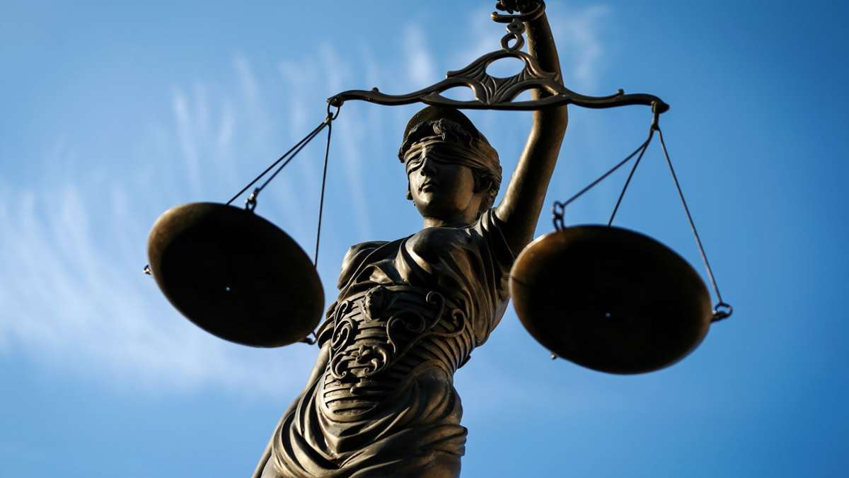 Falschaussage vor Gericht?: Zeugin muss ihr Handy abgeben