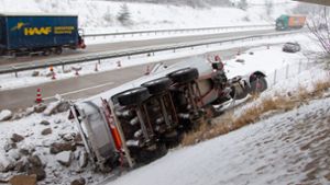 Glück für Lkw-Fahrer   bei schwerem Unfall