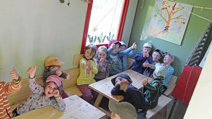 Neue Sitzbank für den Waldkindergarten: Große Freude für die Kleinen