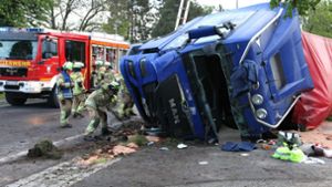Schwerer Unfall: Sattelzug kommt von Straße ab
