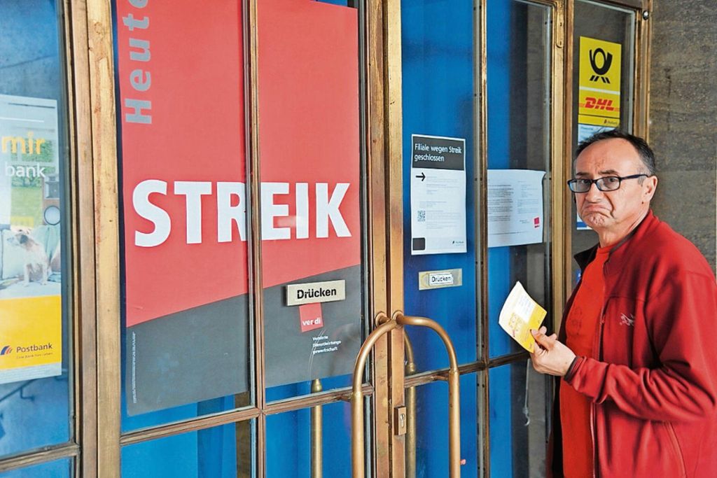 Kein Reinkommen: Vom Streik der Postbank-Mitarbeiter waren auch Brief- und Paketkunden wie Gürsel Gündüz betroffen. Foto: Christoph Scheppe
