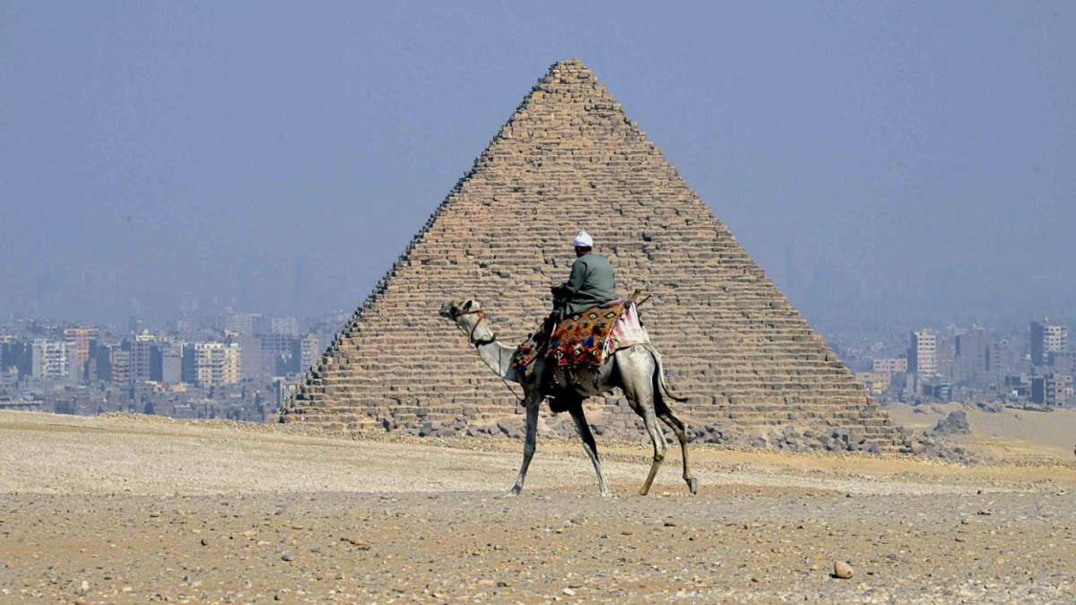 Feuilleton: Auf der Spur des Sonnengottes - Leipziger gräbt in Ägypten