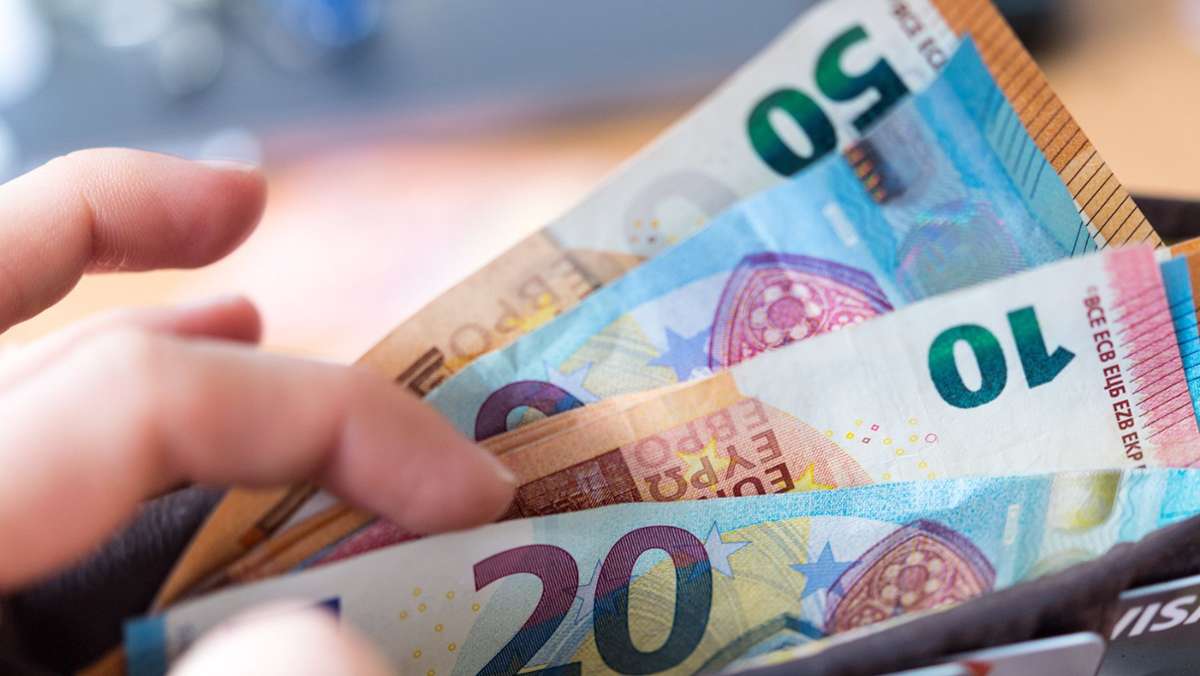 Angehalten an der B303: Mann gibt Betrügern 150 Euro