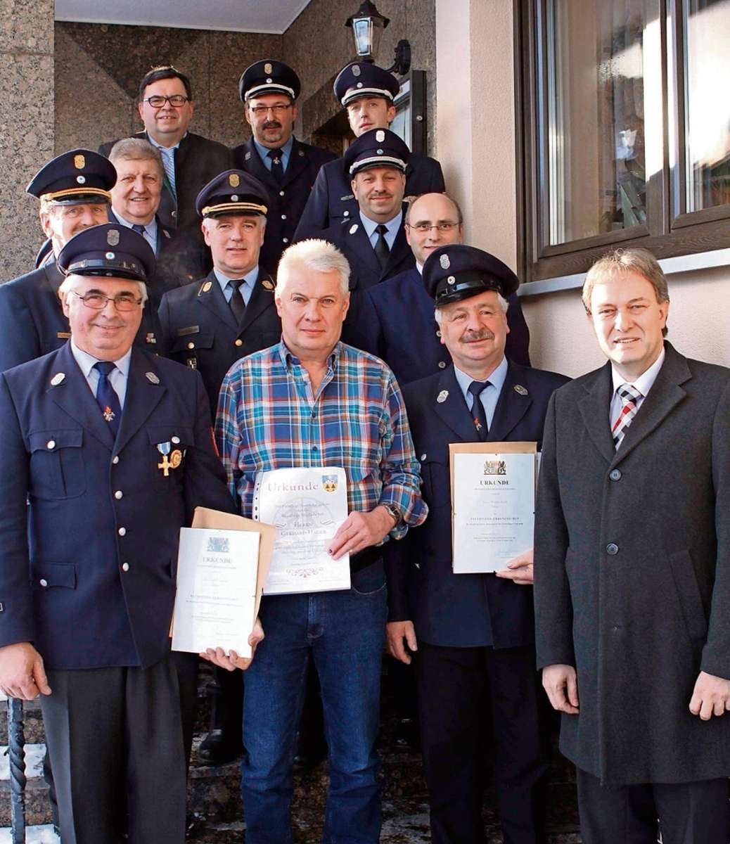 Aktive und passive Mitglieder der Feuerwehr Tschirn wurden kürzlich bei der Jahreshauptversammlung ausgezeichnet.