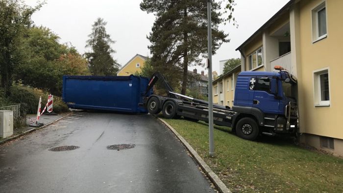 Lkw rollt gegen Hauswand: Über 200.000 Euro Schaden