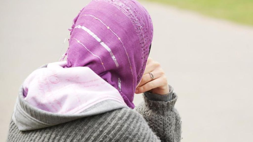Experiment zu Diskriminierung: Wer Hidschab trägt, erfährt weniger Hilfsbereitschaft