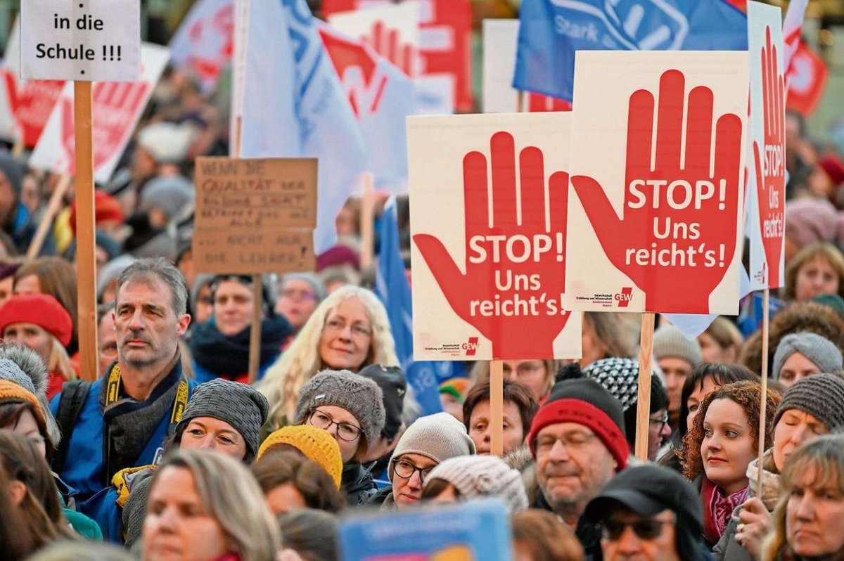 Der Ärger wächst - in ganz Bayern protestieren Lehrer Foto: Nicolas Armer/dpa