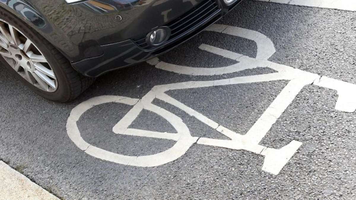 Coburg: Neustadt: Radfahrer schleudert gegen Autoscheibe