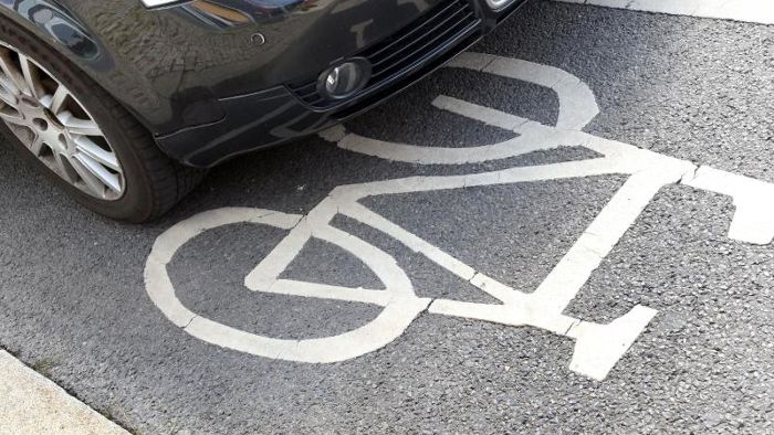 Neustadt: Radfahrer schleudert gegen Autoscheibe
