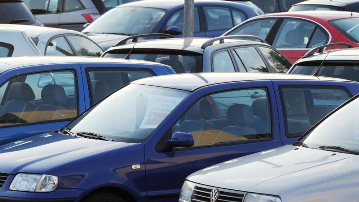 Coburg: Millionenschaden: Autoverkäufer zockt Kunden ab