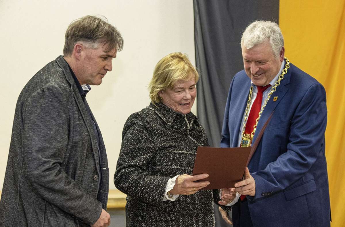 Barbara Gemeinhardt (mit zweitem Bürgermeister Harald Pascher und erstem Bürgermeister Jürgen Hennemann) freute sich über ihre Auszeichnung.