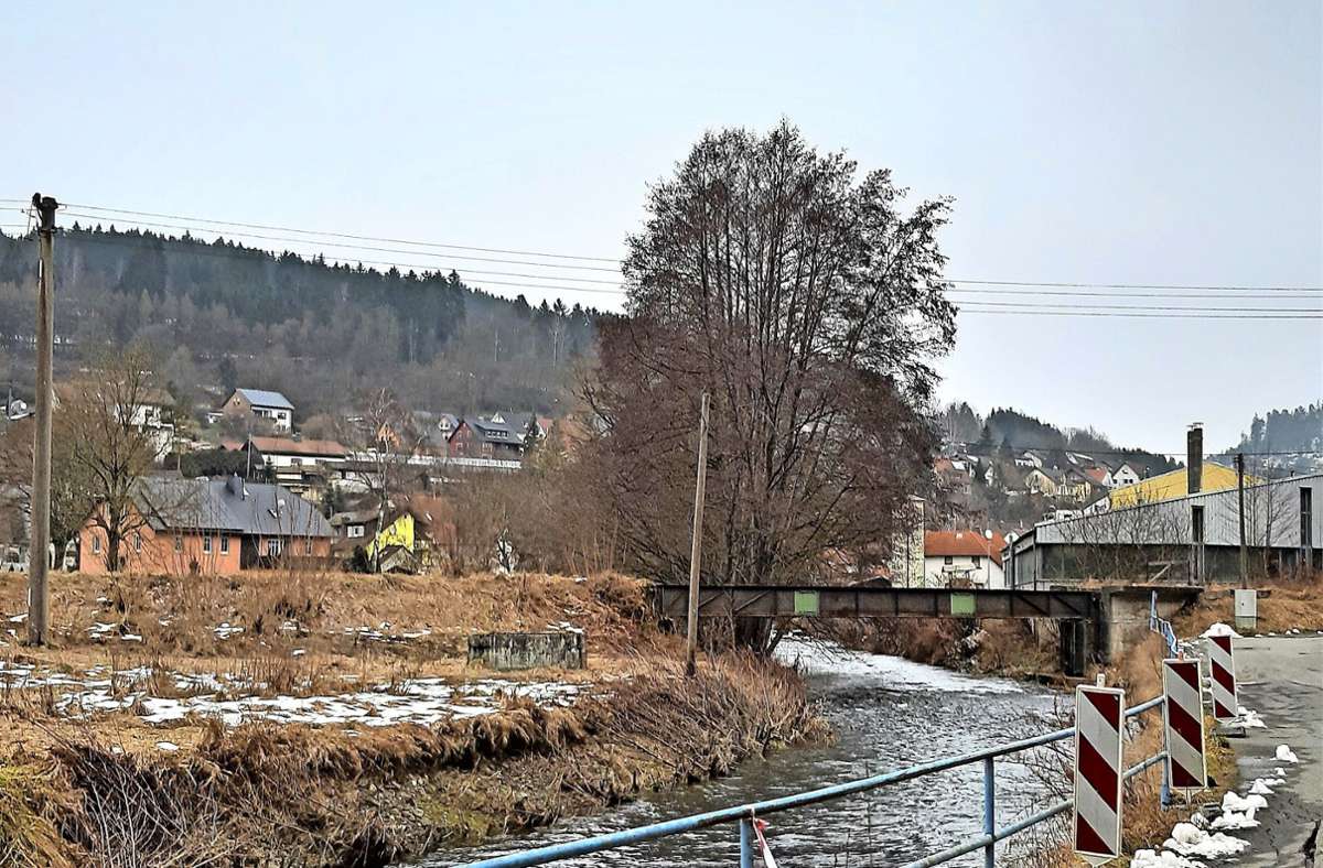 Auf der Bahntrasse soll der neue Geh- und Radweg vom Erlebnisbad zur Ortsmitte von Steinwiesen entstehen –  rechts die Eisenbahnbrücke, die saniert wird. Allerdings wird das Vorhaben deutlich teurer als geplant. Foto: /Deuerling