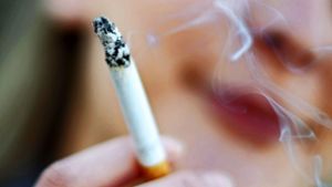 Oberfranken : Betrunkene Frau fällt beim Rauchen vier Meter tief