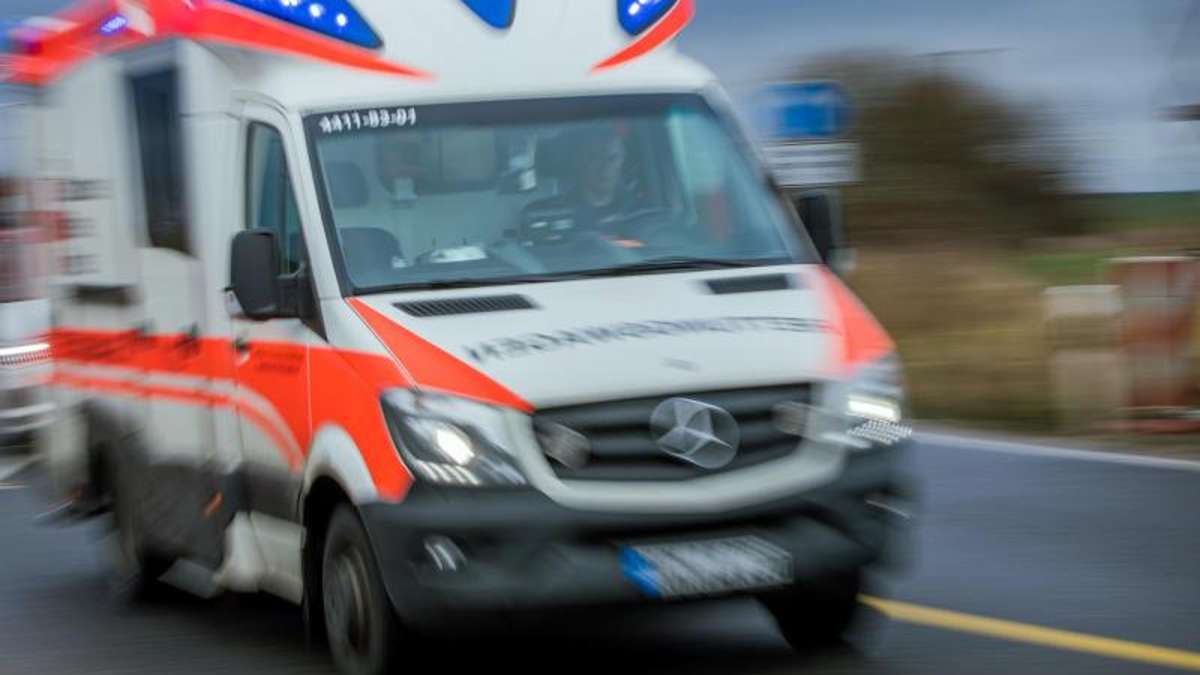Lichtenfels: Feuerwehr-Einsatz: Mann bleibt in Badfenster stecken