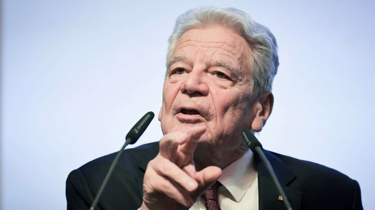 Altbundespräsident: Gauck: Demokratie in Krisenzeiten verteidigen