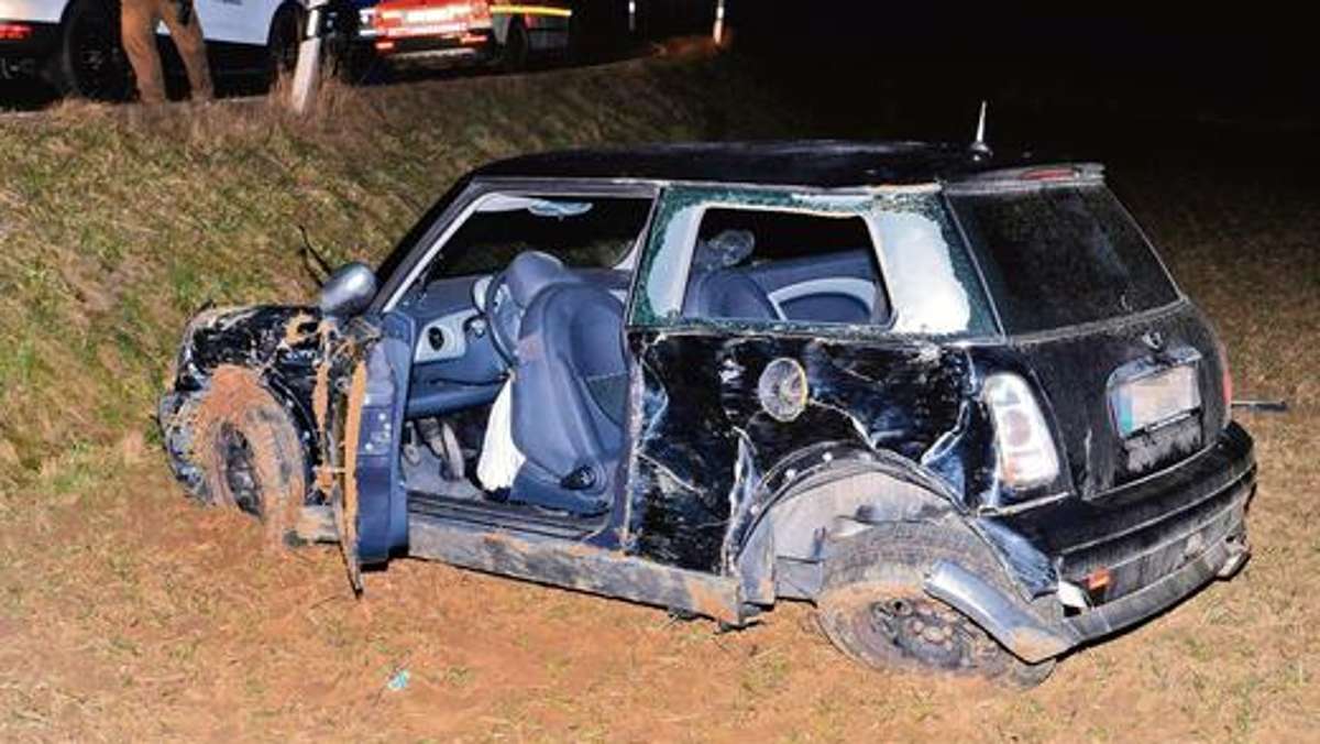 Lichtenfels: Auto landet im Acker: vier Verletzte