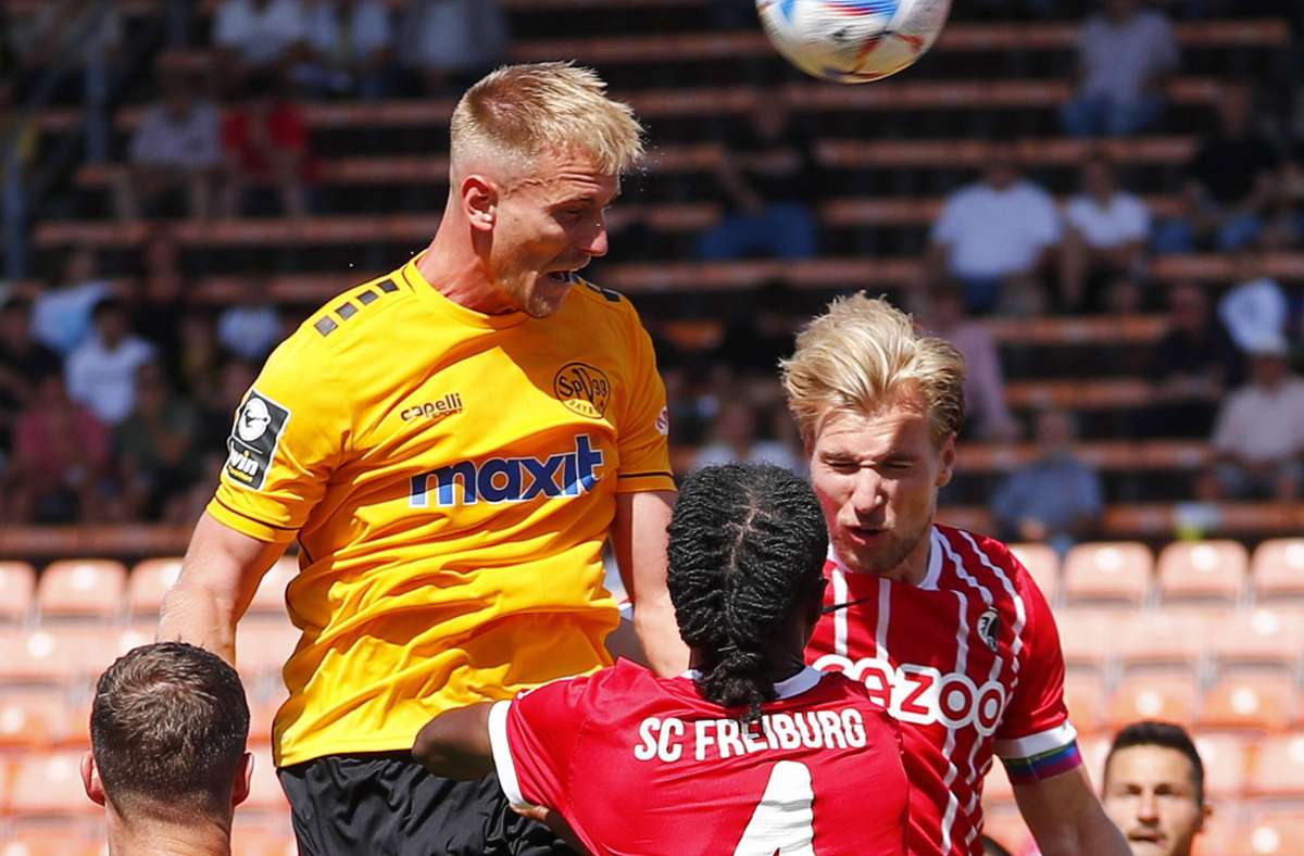 Besonderes Spiel:  Alexander Groiß (links) bestritt in der vergangenen Saison 23 Drittligapartien für Saarbrücken. Foto: Peter Kolb/Imago Images