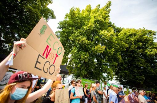 Vor gut zwei Wochen protestierten rund 60 Menschen für den Erhalt der acht Bäume. Foto: Frank Wunderatsch/Neue Presse