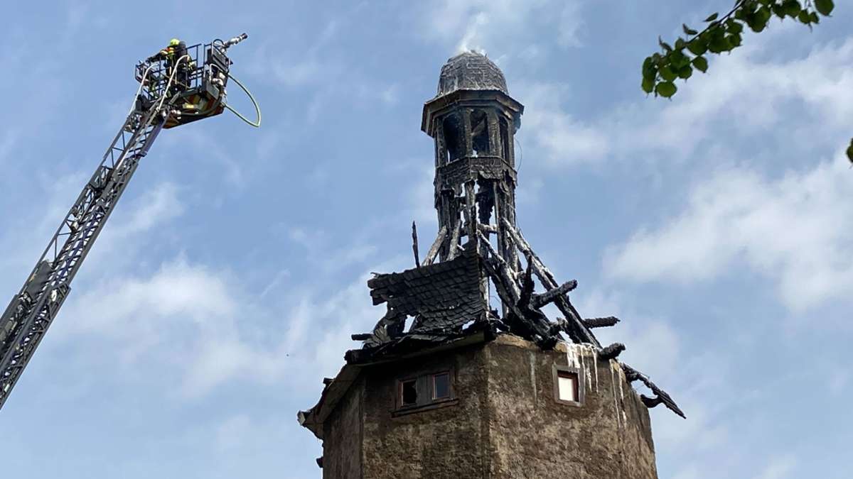 Brände: Feuer zerstört Dachstuhl von historischem Turm in Arnstadt