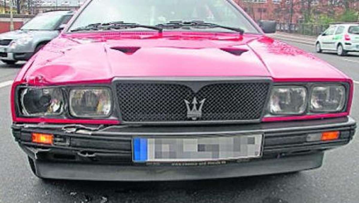 Coburg: Teurer Unfall: Transporter rammt Maserati