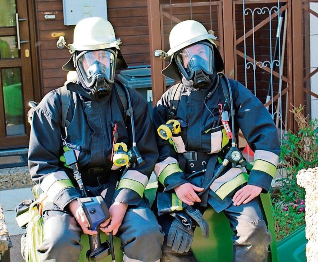 Zwei Atemschutzträger ruhen sich nach dem Einsatz kurz aus.