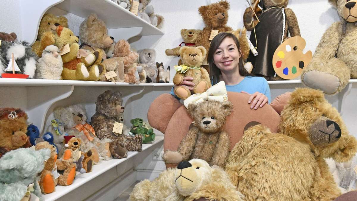Sina Martin führt seit 2011 die Firma Martin Bären in Sonneberg. In der Spielzeugstadt und darüber hinaus ist ihre riesige Sammlung an Teddys bekannt – sogar selbst herstellen darf man sich welche bei ihr.