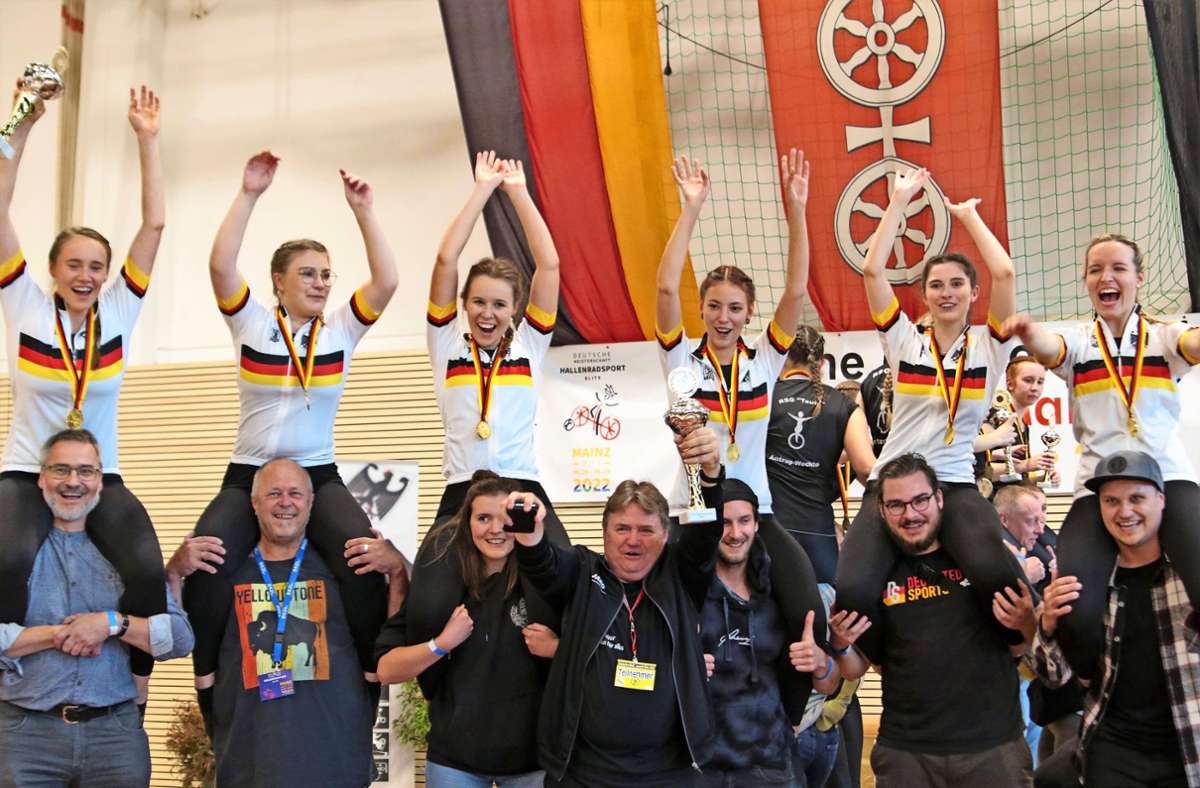 Der  Reuther Trainer Thomas Bittruf (unten Mitte) und seine Kunstradfahrerinnen bejubeln zwei deutsche Meistertitel. Foto: Wilfried Schwarz