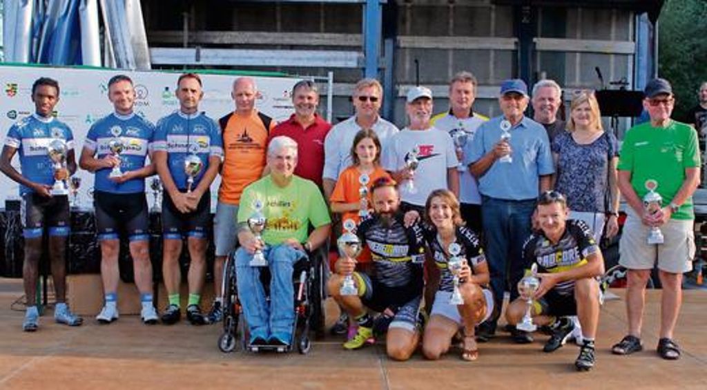Im Anschluss des Frankenwald-Radmarathons wurden etliche Teilnehmer in Stockheim mit Pokalen geehrt. Ihnen gratulierten Verantwortliche und Ehrengäste. Foto: Michael Wunder