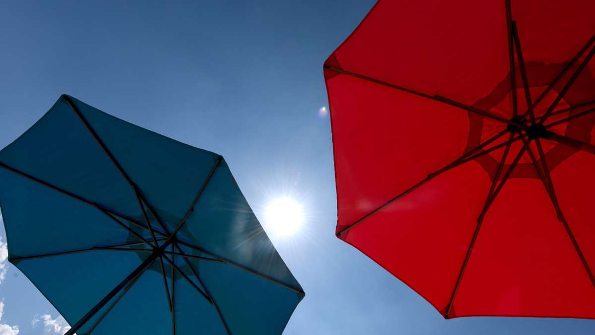 Coburg: Unbekannte verbiegen und zerreißen Sonnenschirme