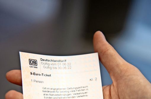Mit dem Neun-Euro-Ticket unterwegs – auch zuhause. Foto: dpa/Bernd Diekjobst