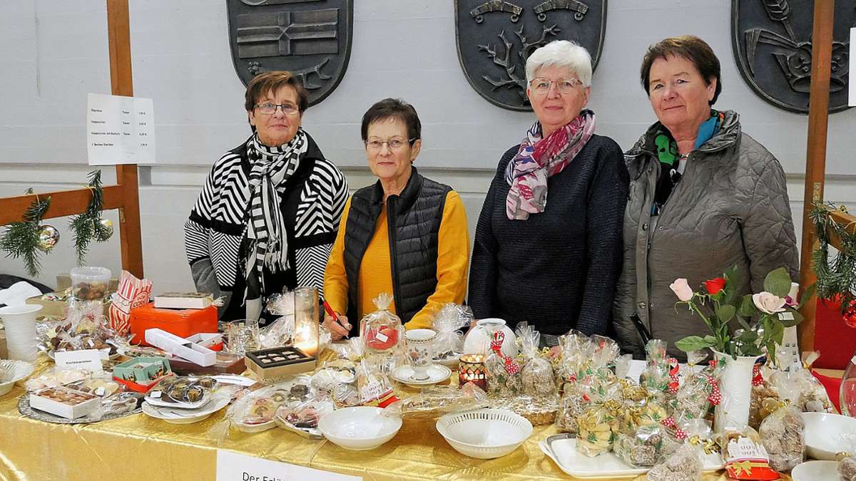 Engagiert sich für die Seniorenarbeit in Wallenfels:  der Seniorenclub, dessen Mitglieder   beim Weihnachtsmarkt ebenfalls allerhand verkauften.