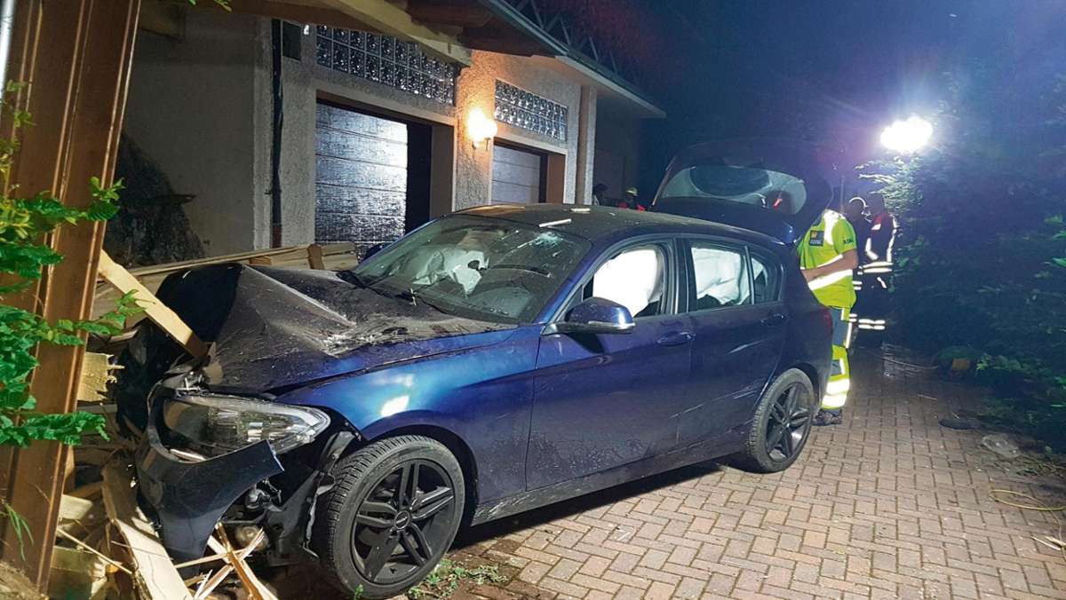 Kronach: Autofahrer weicht einem Hasen aus und kracht in Carport