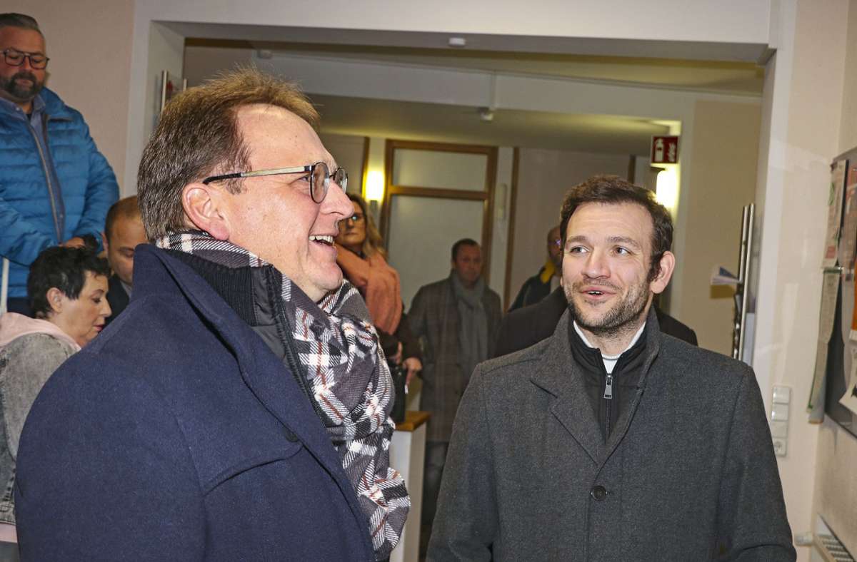 Was Bernd Rebhan (links) auf dem Bildschirm im Foyer des Küpser Rathauses sieht, lässt ihn strahlen: Mit 65,5 Prozent der Stimmen hat er die Bürgermeisterwahl gewonnen. einer der ersten Gratulanten ist   JU-Bezirksvorsitzender Markus Oesterlein.