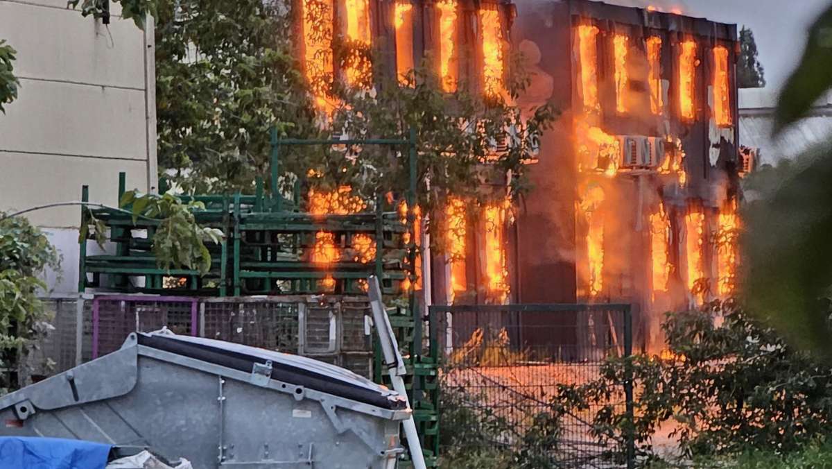 Großbrand in Berlin: Feuer in einer Lagerhalle – Löscharbeiten in vollem Gange