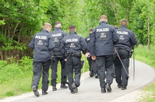 Polizeibeamte auf dem Weg in das Waldstück, in dem die Tote gefunden wurde Foto: Wolfgang Braunschmidt
