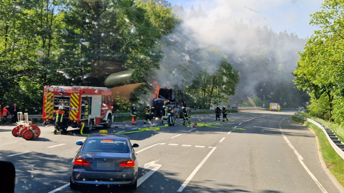 B173/Landkreis Hof: Holzerntemaschine geht in Flammen auf