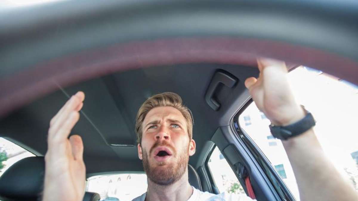 Coburg: Eskalation auf Stadtautobahn: Autofahrer fährt Autofahrer über den Fuß