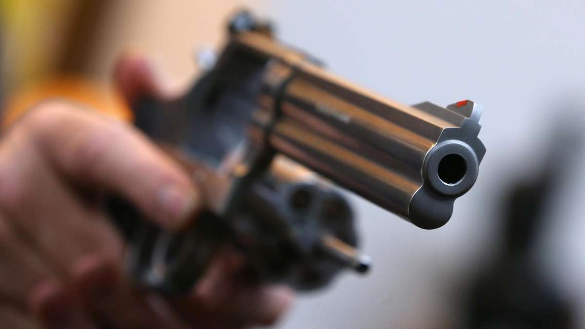 Kronach: Überfall: Mann bedroht Kassiererin mit Revolver