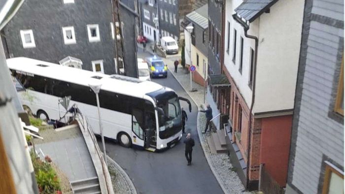 Bus fährt sich in Lauscha fest - nichts geht mehr