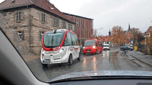 Autonom fahrende Busse sind in Kronach keine Zukunftsmusik, sondern Hingucker: Eines von zwei Shuttles ist bereits in der City unterwegs. Bald dürfen auch Gäste mitfahren. Foto: Christian Kreuzer