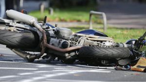 Motorrad- und Radfahrer bei schwerem Unfall verletzt