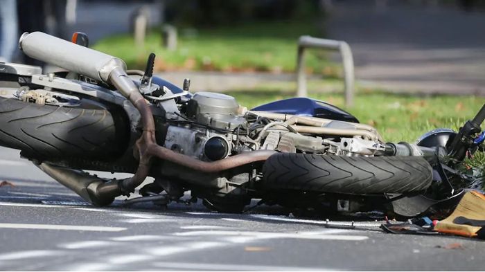 Gefährliche Strecke: Motorrad- und Radfahrer bei schwerem Unfall verletzt