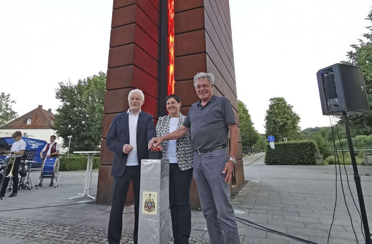 Gemeinsam drückten (von links) Roland Raithel, Angela Hofmann und Herbert Müller den roten Knopf, der den Plessi-Turm am Dienstagabend endlich wieder zum Leuchten brachte.