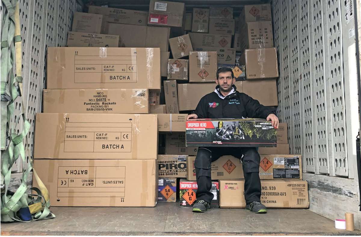 Bleibt Marco Djurin auch heuer auf seinen Feuerwerkskörpern sitzen, dann drohen ihm Verluste von rund 500 000 Euro aus den beiden Corona-Jahren. Foto: Peter Tischer/Neue Presse