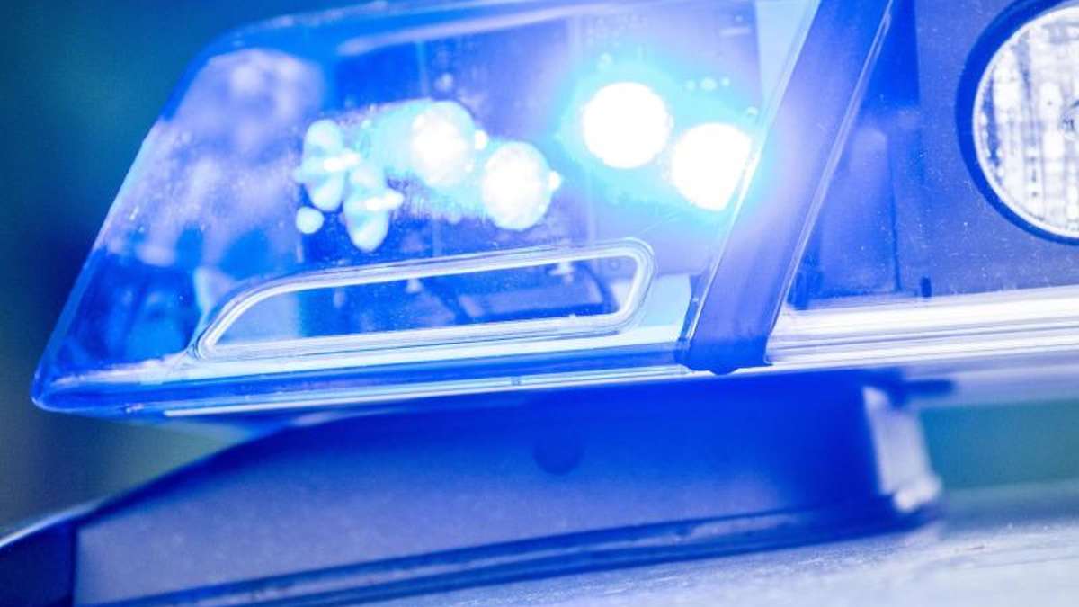 Lichtenfels: B 173: Autofahrerin schlägt Polizisten und ruft rechte Parolen