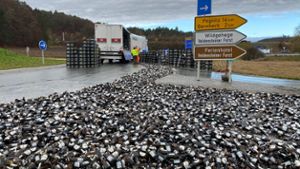Lastwagen verliert 12.000 Bierflaschen im Kreisverkehr