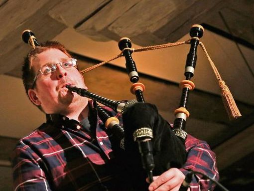 Stilecht der Dudelsack-Spieler Lorne MacDougall. Mit schottischer Folkmusik, aber auch einer ordentlichen Portion Humor, begeisterten die Musiker von "The Tannahill Weavers" die Konzertbesucher im Stadtschloss. Foto: Manuel Stark