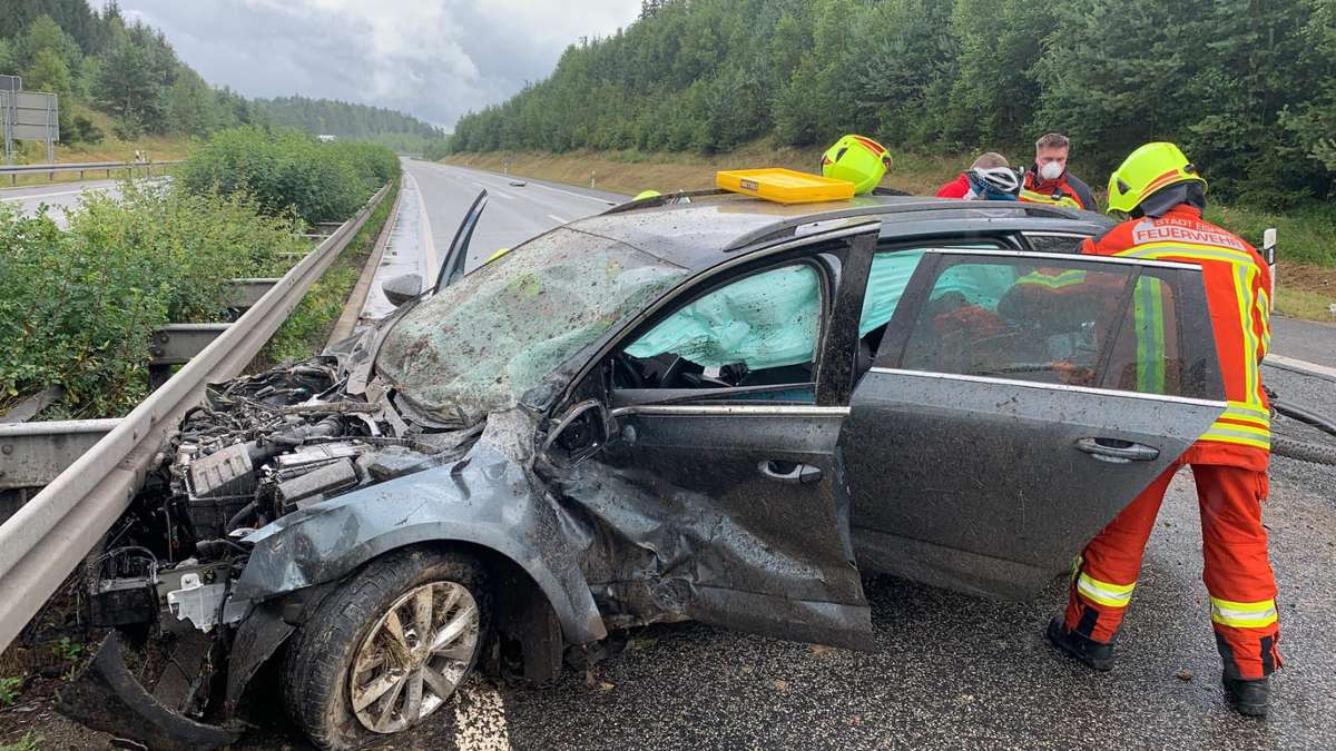 Aus der Region: Autobahn 73 nach Unfällen bei Starkregen in beide Richtungen gesperrt