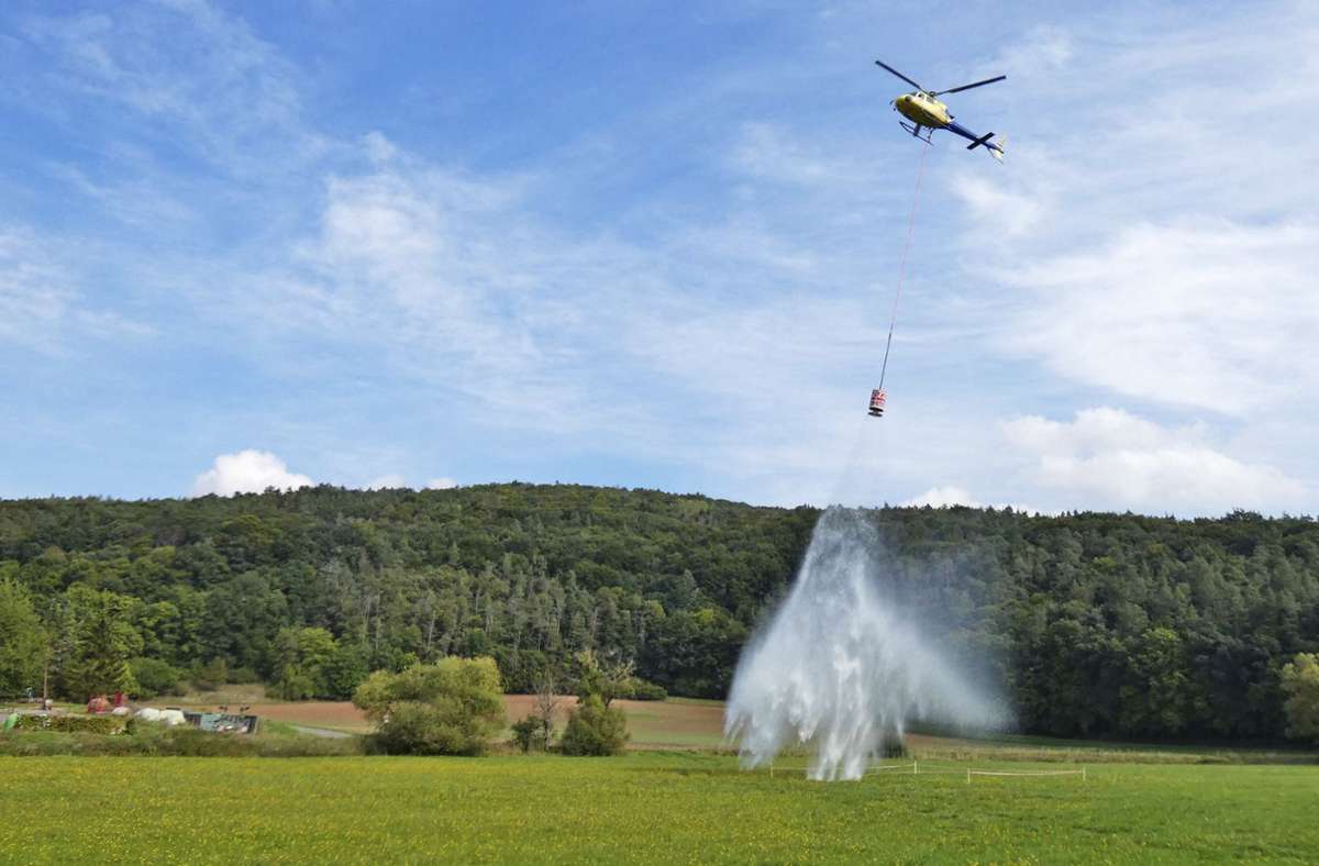 Punktgenau traf der Pilot des Hubschraubers einen markierten Bereich auf einer Wiese bei Sulzbach.